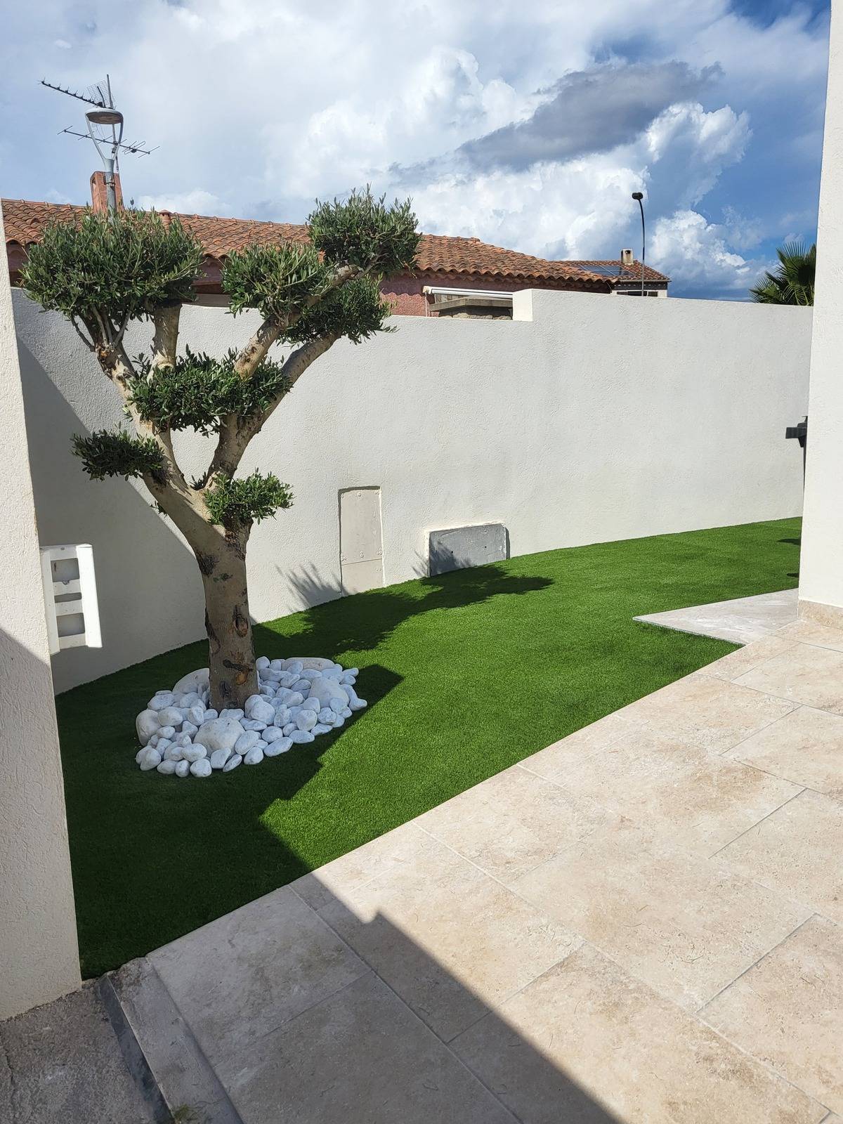 Pose de Gazon synthétique sur jardin à La Valette près de La Garde 83160