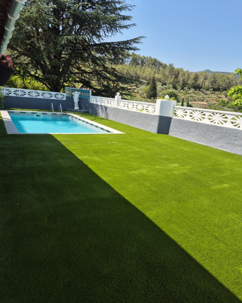 Pose de 70 m² de gazon synthétique autour d’une piscine à Solliès-Toucas près de la Farlède