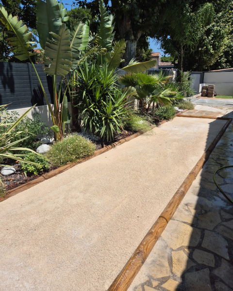 Création d’un terrain de pétanque avec rondins de bois à Solliès-Pont près de la Farlède
