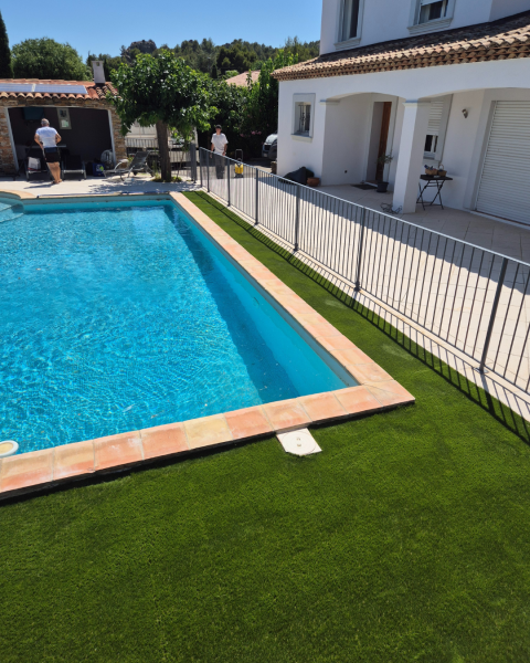 Pose d’un gazon synthétique aux abords d’une piscine au Revest-les-Eaux près de Toulon
