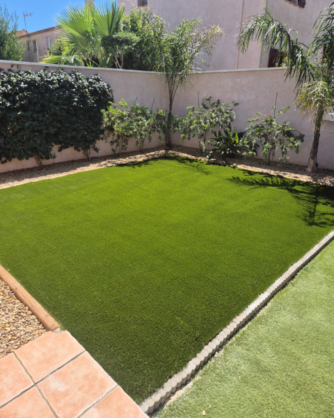 Mise en place d’un gazon synthétique délimité par des rondins de bois à La Crau près de la Garde