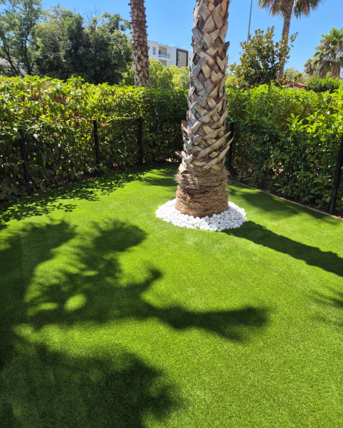 Sublimez votre extérieur avec la pose d’un gazon synthétique haut de gamme à Hyères dans le Var