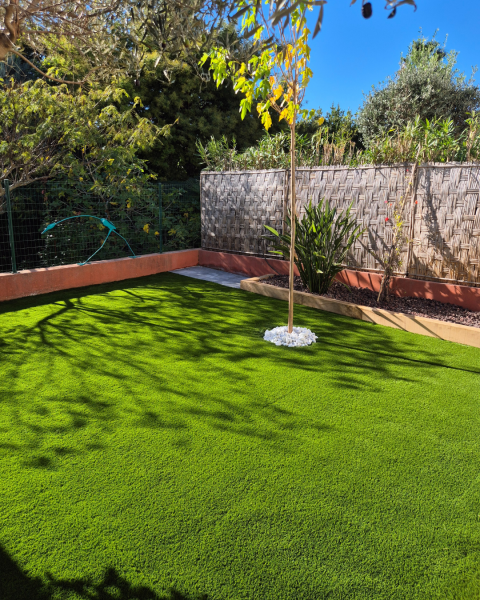 Redonnez vie à votre jardin grâce à l’installation d’un gazon synthétique de haute qualité à Toulon près de Hyères dans le Var