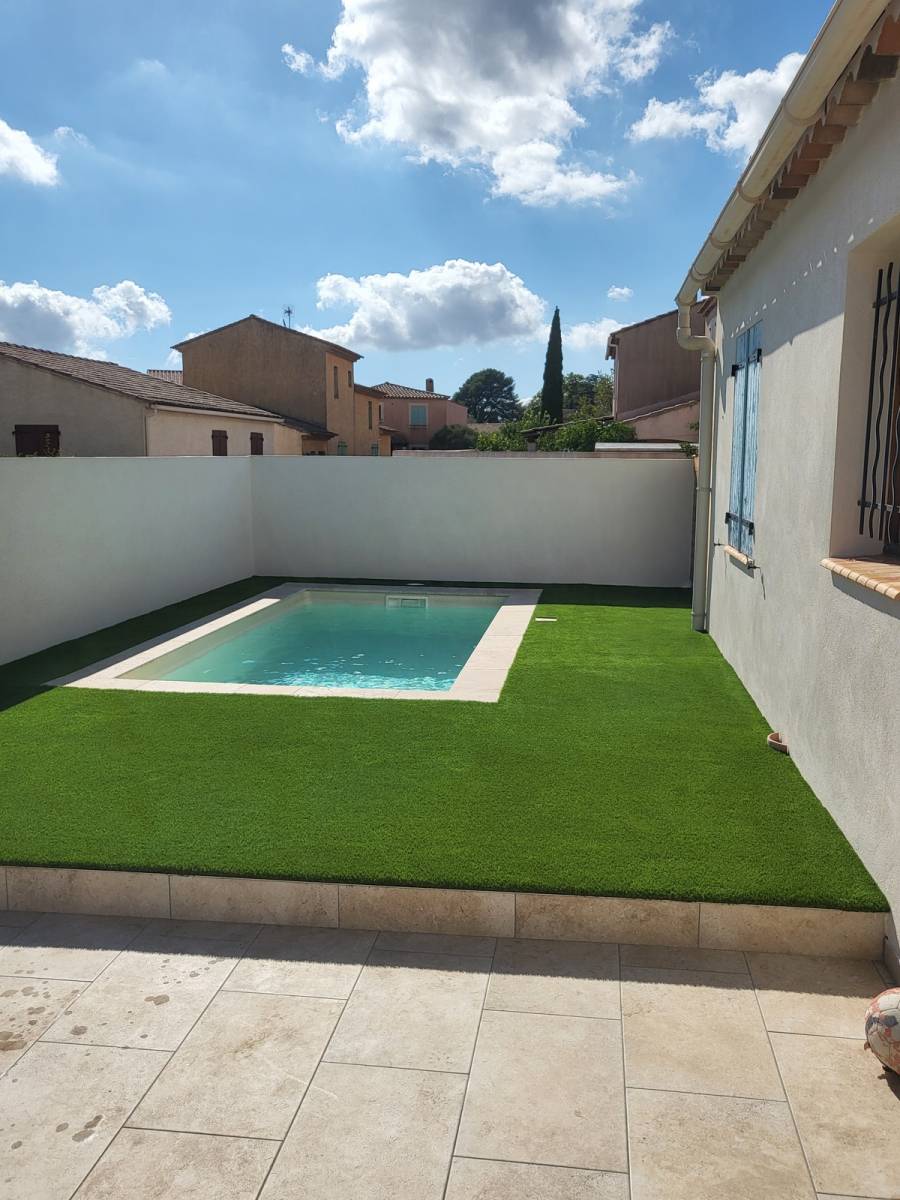 Aménagement d’un contour de piscine avec un gazon synthétique à La Crau près de Hyères