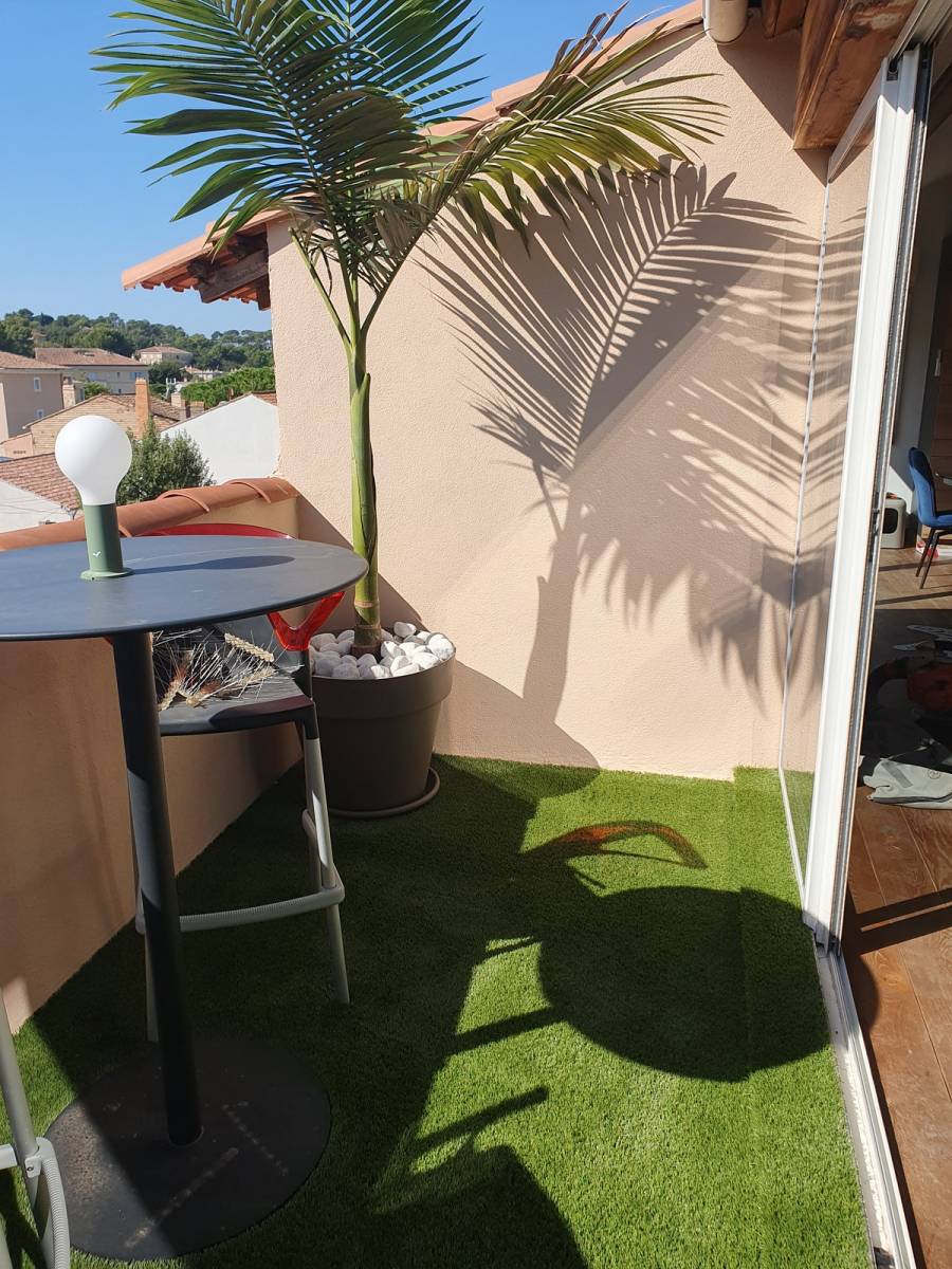 Pose d’un gazon synthétique sur une terrasse au Pradet près de Hyères
