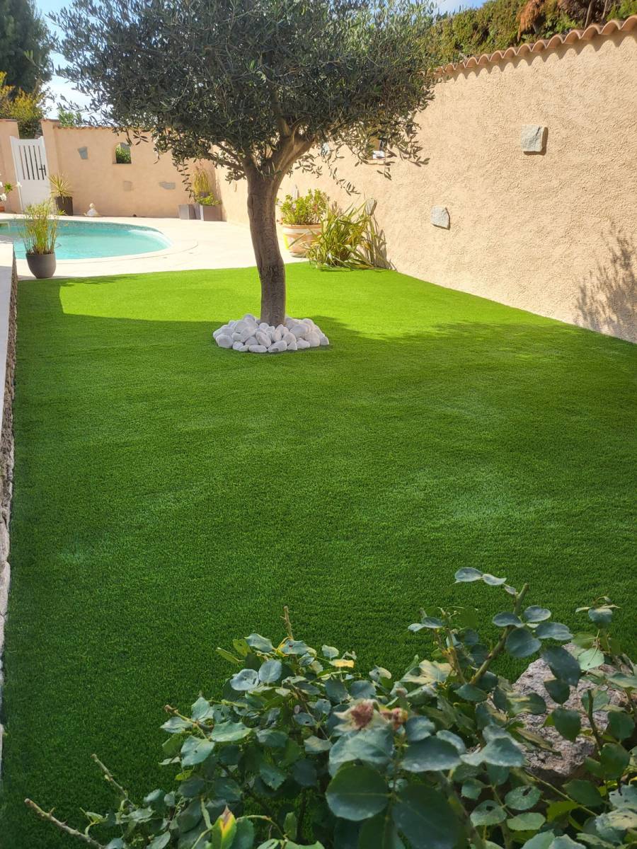 Pose d’un gazon synthétique haut de gamme par un paysagiste expérimenté à La Londe les Maures