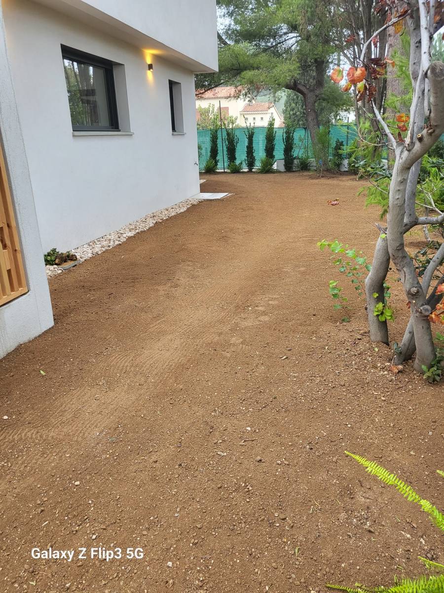 Nettoyage d’un terrain et plantation de plantes et végétaux à Hyères près de Toulon