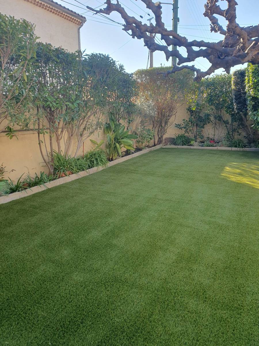 Pose de gazon synthétique haut de gamme sur une surface de 88m2 à Toulon près de Six Fours