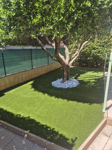 Pose d’une pelouse artificielle dans un jardin à Hyères près de La Londe les Maures