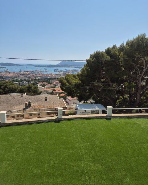 Rénovation d’une terrasse avec la pose de 90 m² de gazon synthétique à Toulon dans le Var