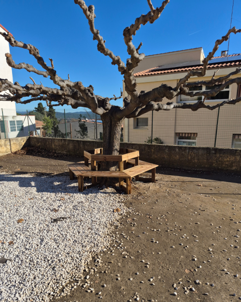 Montage et mise en place de mobiliers urbains dans une école à La Farlède près de La Crau