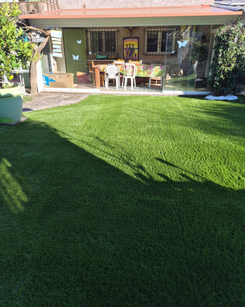 Photos avant et après d’une pose de gazon synthétique sur 46 m² à La Crau près d’Hyères : un extérieur esthétique et durable