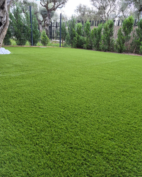 Pose de 36 m² de gazon synthétique à La Farlède près de Solliès-Pont avec aménagement paysager périphérique