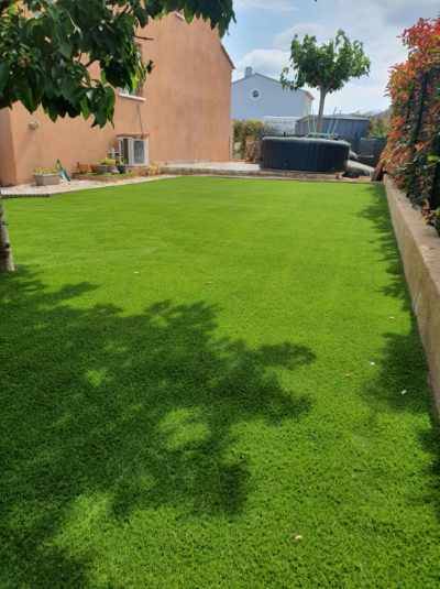 Pose d'un gazon synthétique à la Crau dans le Var