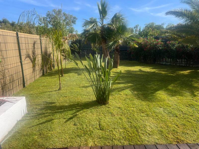 Pose de gazon en rouleau et installation d’un système d’arrosage automatique au Lavandou près d’Hyères
