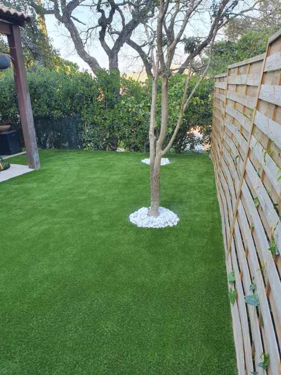Gazon synthétique avec galet blanc autour des arbres à Hyères