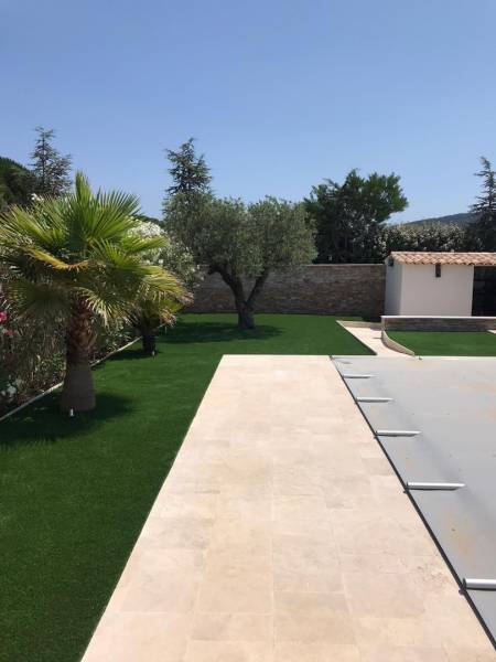 Pose gazon synthétique à Cogolin dans le département du Var