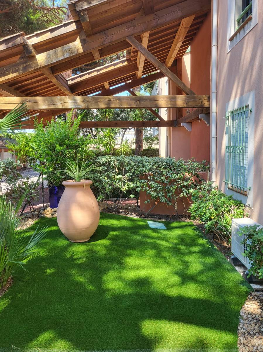Installation de gazon artificiel dans un petit jardin à Hyères 83