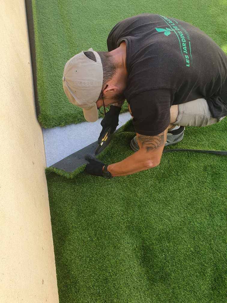 Installation de pelouse synthétique pour jardin à La Garde (83)