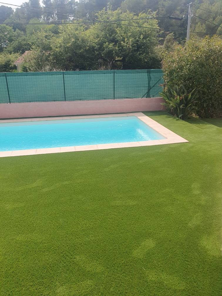 Aménagement d'un jardin en pente avec pose d'un gazon synthétique à Hyères