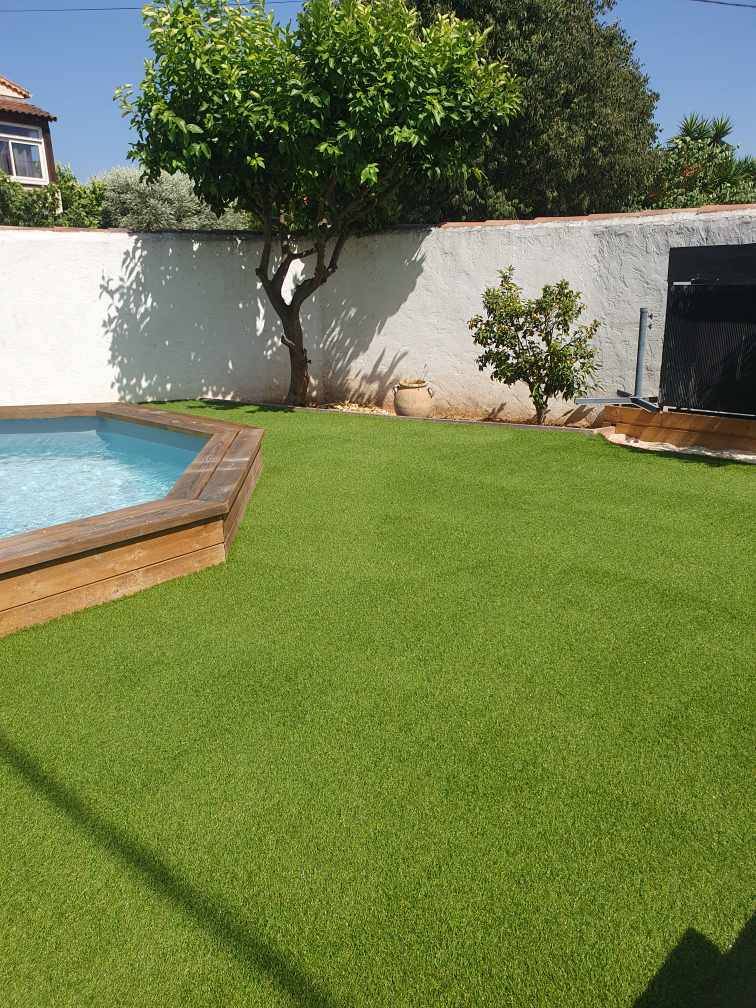 Pose d’un gazon synthétique autour d’une piscine semi enterrée à La Crau près de Toulon